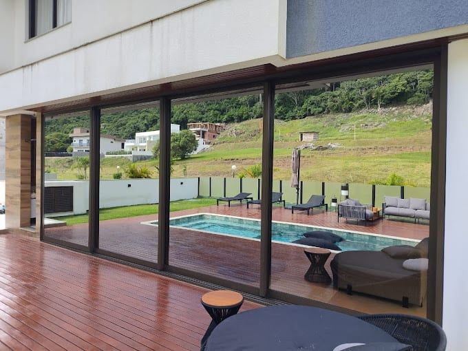 Fachada com esquadrias de alumínio em Florianópolis