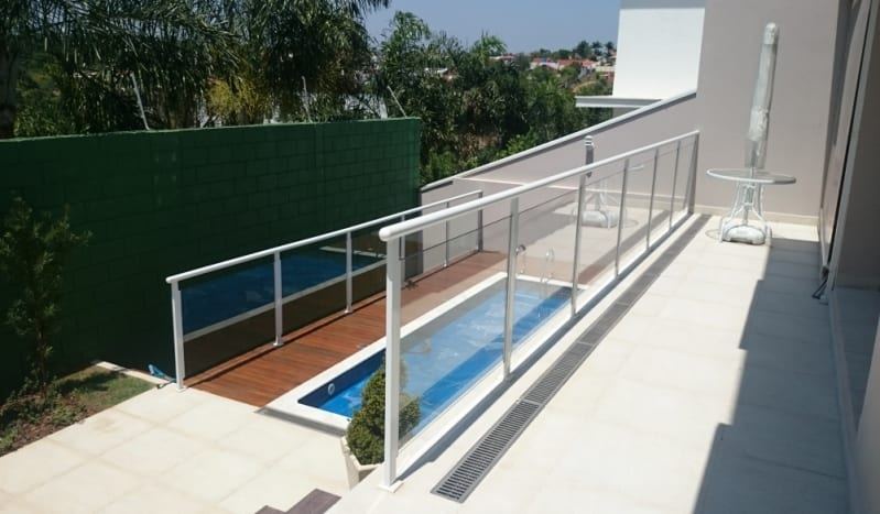Guarda-corpo de alumínio e vidro temperado em edificação