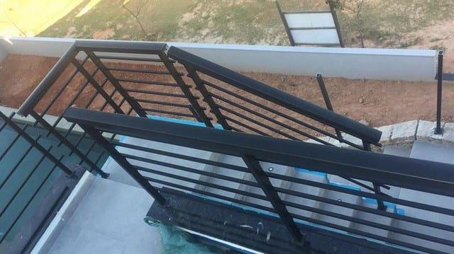 Guarda-corpo de alumínio em escada residencial