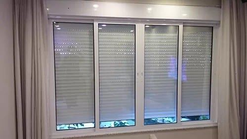 Persiana integrada instalada em janela de alumínio em Florianópolis