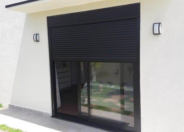 Persiana integrada em projeto residencial moderno