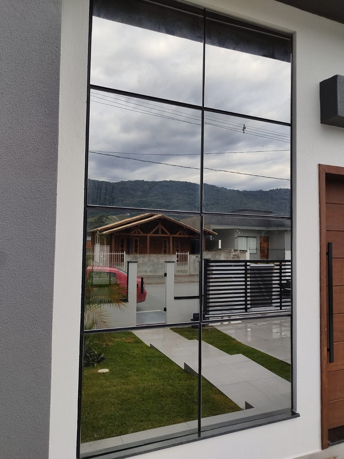 Aplicação residencial de pele de vidro - visão externa