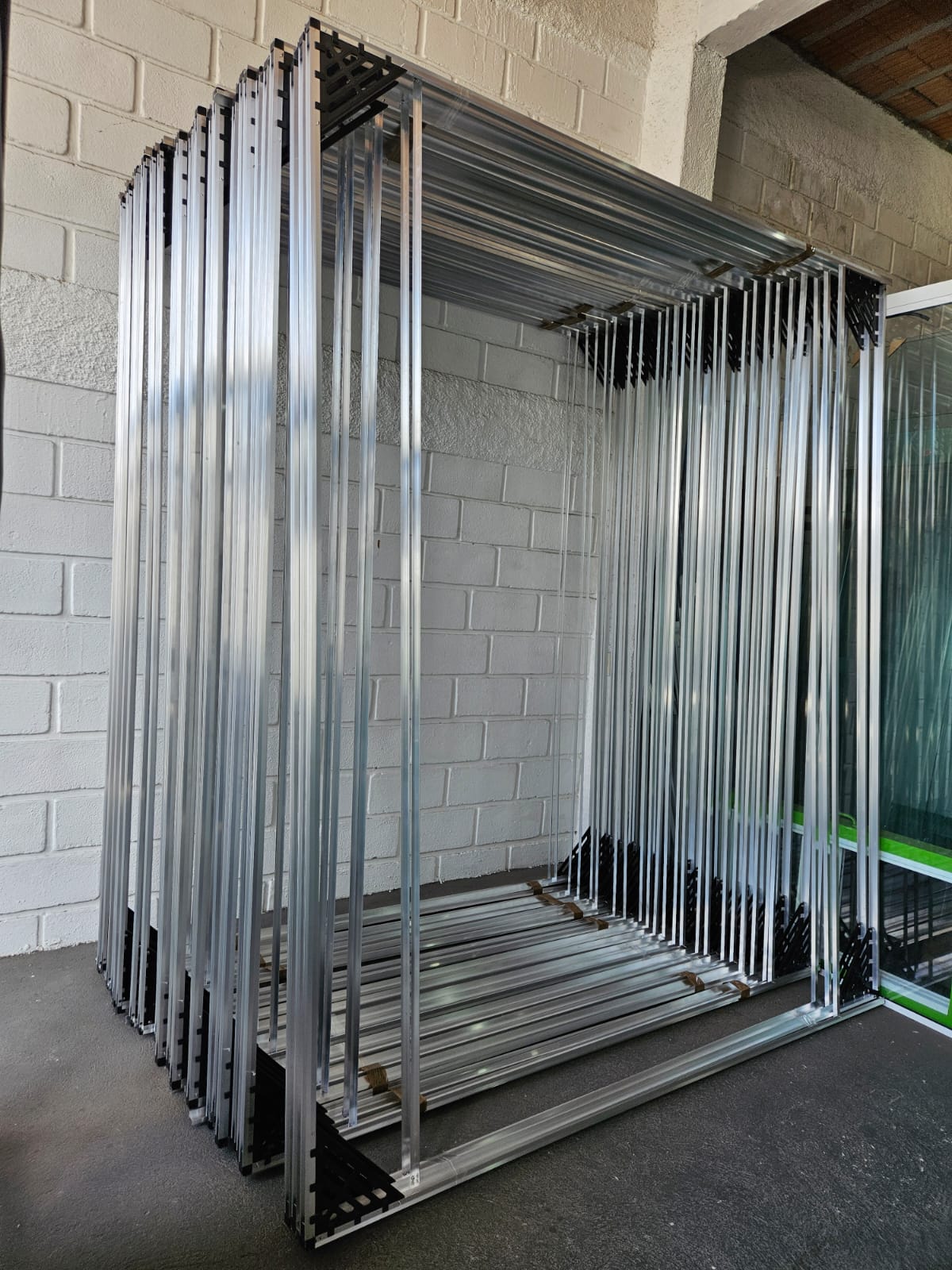 Contramarco de alumínio em obra